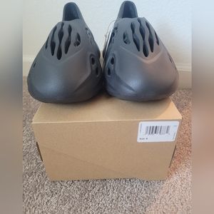 Yeezy foam runner dark onyx